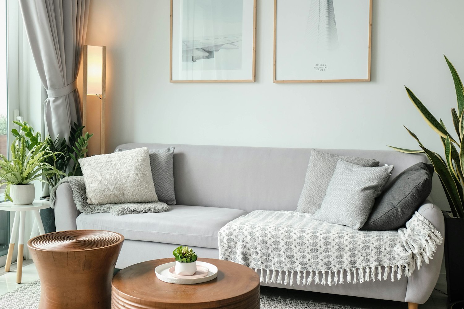 Sala ampla e iluminada de imóvel contemporâneo, com integração entre os ambientes