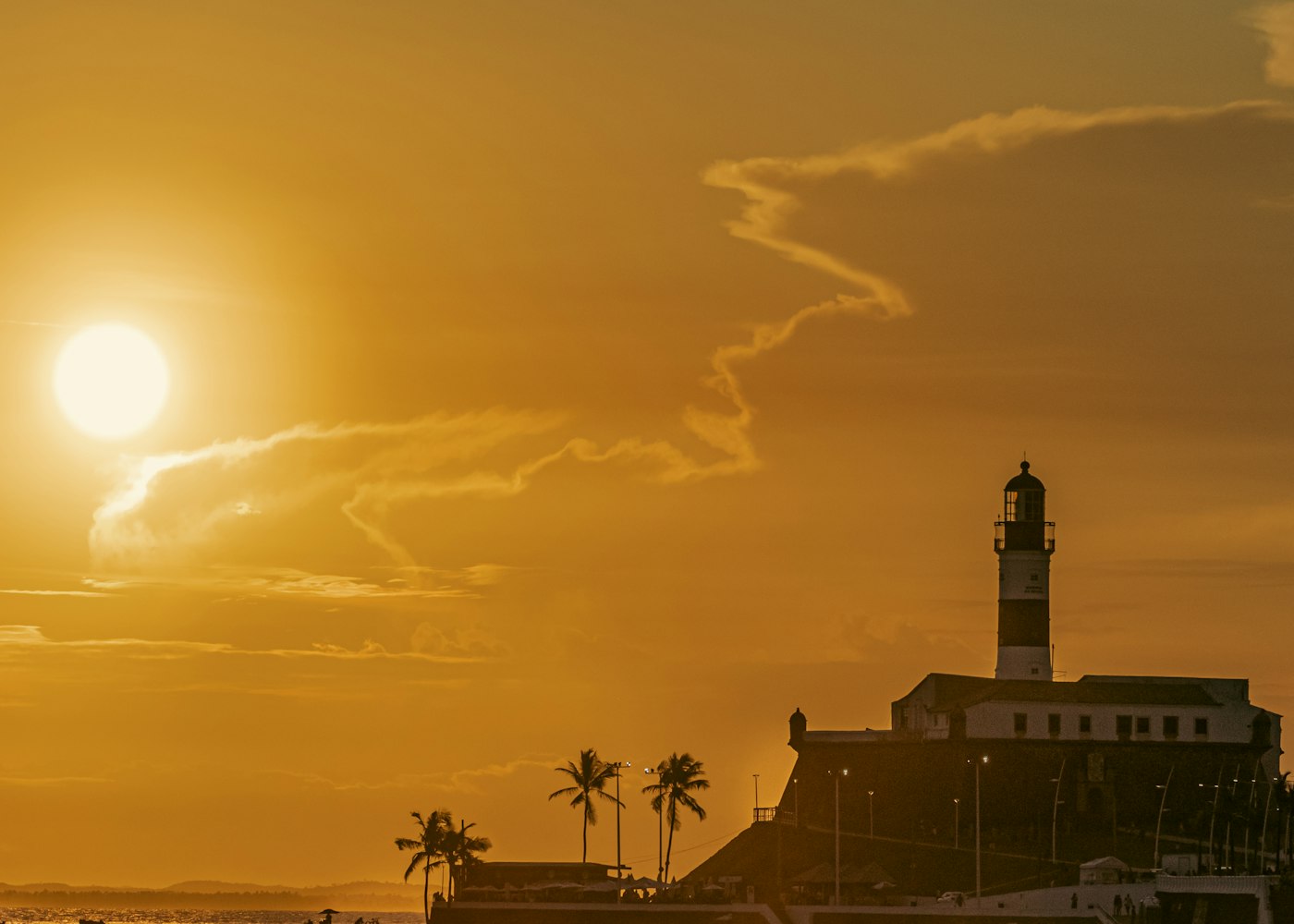 Luz do fim da tarde sobre a costa de Salvador e os edifícios próximos ao mar